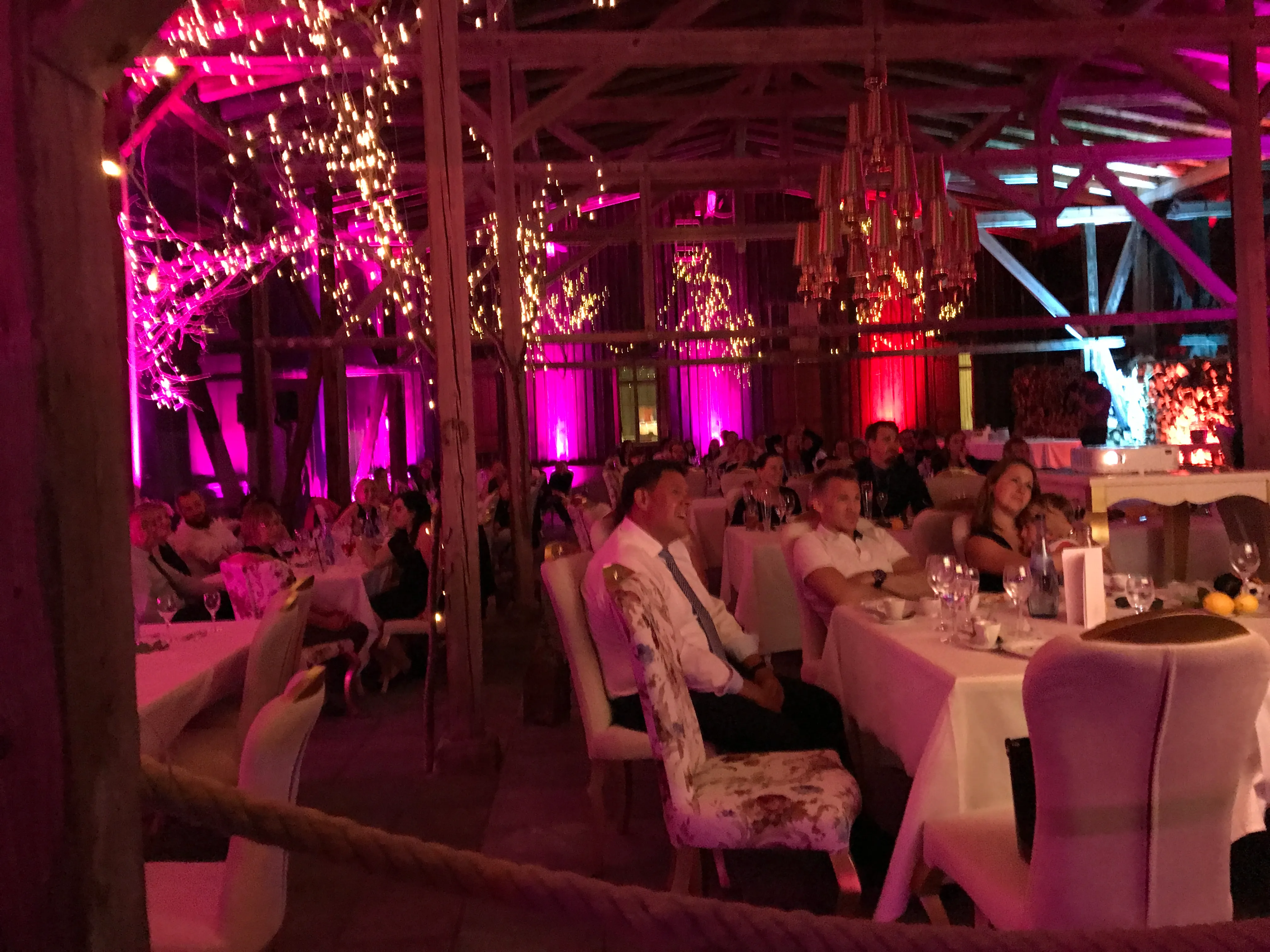 Abendliche Tafel in der Scheune mit Lichterketten