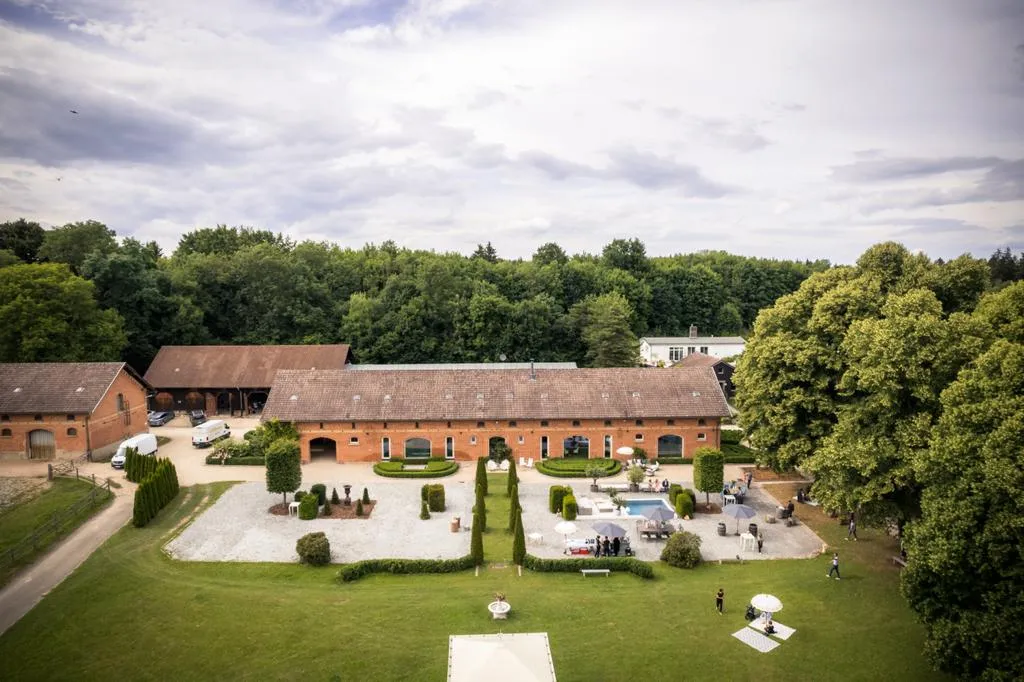 Luftaufnahme des gesamten Anwesens mit Stallungen, Gärten und Park